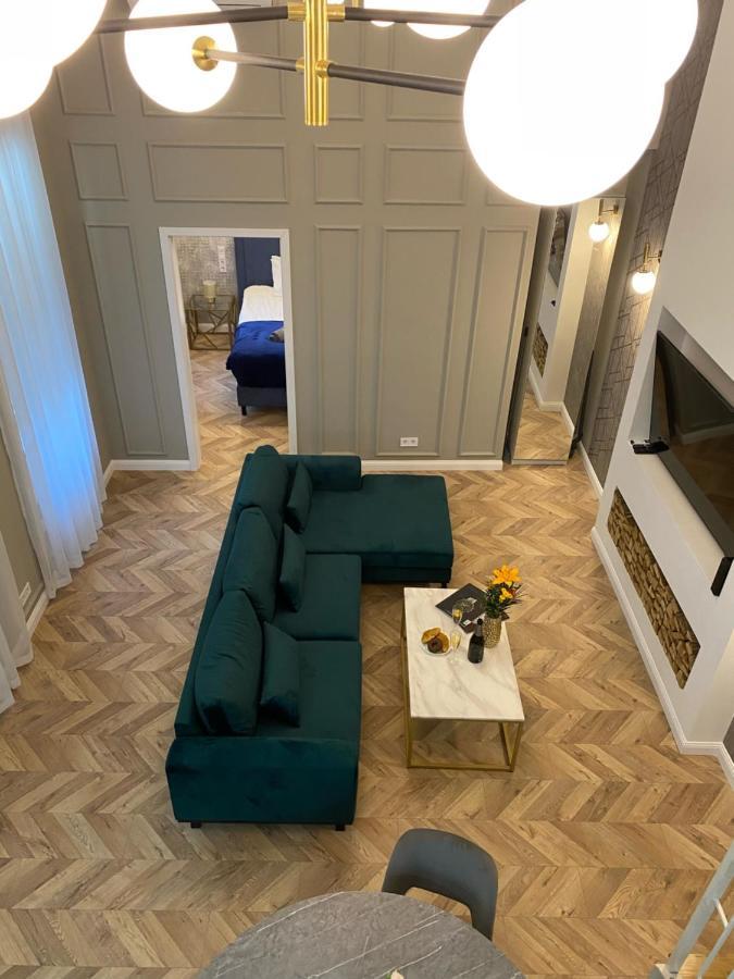 Luxury Exclusive 3 Bedroom Downtown Apartment *