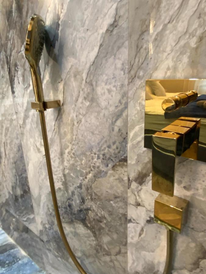 Luxury Exclusive 3 Bedroom Downtown Apartment *