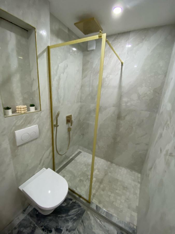 Luxury Exclusive 3 Bedroom Downtown Apartment *